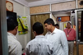Dr. Anirudh Malegaonkar MOH of TMC, Balaji Krishnammagaru of MedOnG,o inspecting Vandaniya Balasaheb Thakrey Aapla Dawakhana during Covid