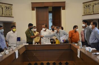 Deputy Chief Minister of Maharashtra inaugurating Aapla Dawakahan for Covid Solutions for Pune City with MedOnGo Team