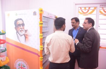 Dr. Balaji Haldekar, Dr. Anirudh Malegaonkar of TMC inspecting Vandaniya Balasaheb Thakrey Aapla Dawakhana Smart Clinic