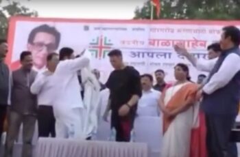Hon. Eknath Shinde Saheb felicitating Akshay Kumar Ji our guest at Opening Ceremony of Vandaniya Balasaheb Thakrey Aapla Dawakhana with Hon. MP's, MLAs' and Mayor Minakshi Shinde in 2019